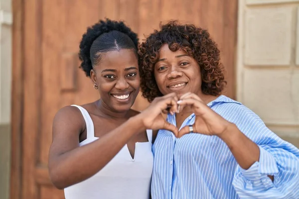 Femmes Afro Américaines Mère Fille Faisant Geste Coeur Avec Les — Photo