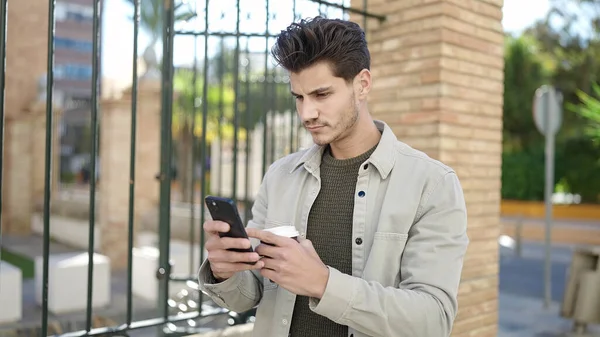 Genç Spanyol Adam Akıllı Telefon Kullanıyor Sokakta Kahve Içiyor — Stok fotoğraf