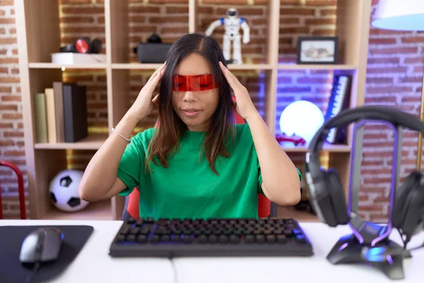 Middelbare Leeftijd Chinese Vrouw Dragen Virtual Reality Bril Met Hand — Stockfoto