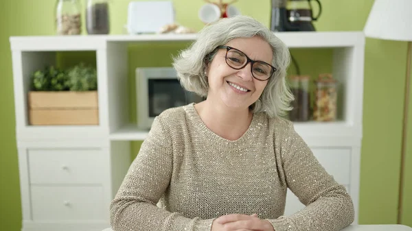 Middle Age Woman Grey Hair Smiling Confident Sitting Table Home — ストック写真