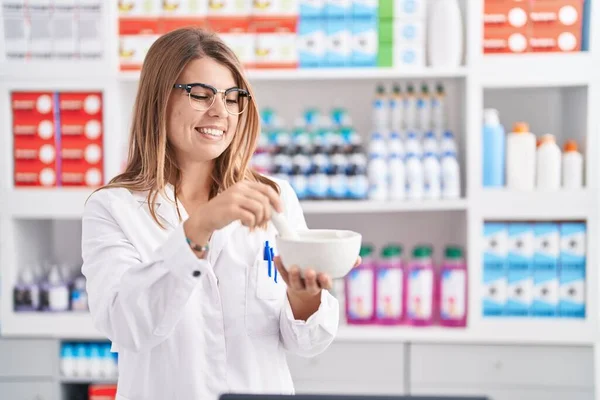 Young Woman Pharmacist Smiling Confident Working Pharmacy — 图库照片