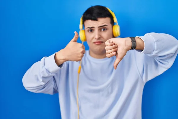 Δυαδικό Πρόσωπο Που Ακούει Μουσική Χρησιμοποιώντας Ακουστικά Κάνει Αντίχειρες Πάνω — Φωτογραφία Αρχείου