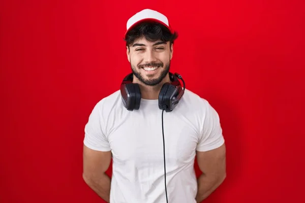 Hispanischer Mann Mit Bart Gamer Hut Und Kopfhörer Mit Einem — Stockfoto