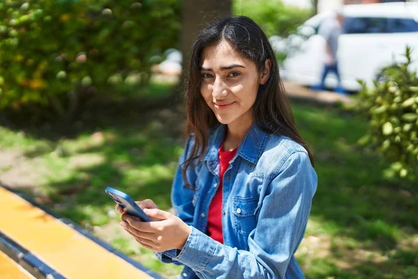 Young Hispanic Girl Smiling Confident Using Smartphone Park — Stockfoto