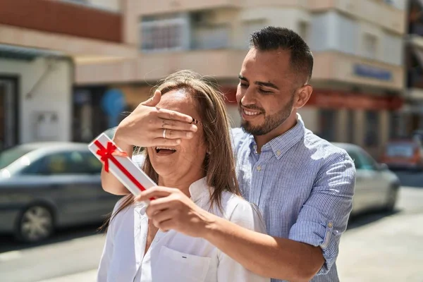 Man Vrouw Moeder Daugther Verrassing Met Cadeau Straat — Stockfoto