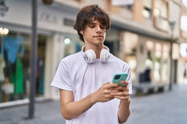Jonge Blonde Man Met Behulp Van Smartphone Met Serieuze Expressie — Stockfoto