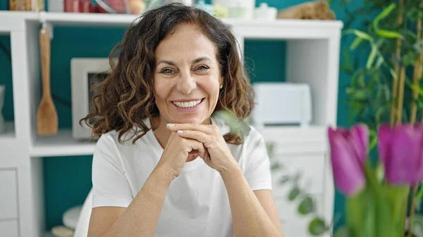 Middelbare Leeftijd Spaanse Vrouw Glimlachend Zelfverzekerd Zittend Tafel Bij Eetkamer — Stockfoto