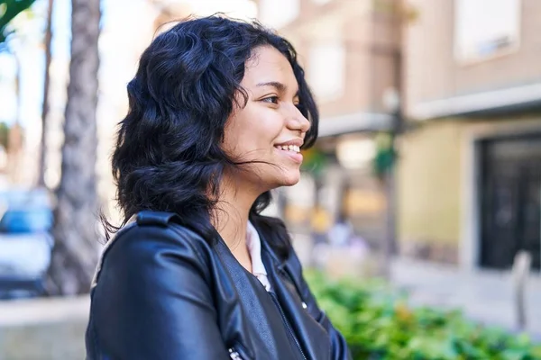 Jong Latin Vrouw Glimlachen Zelfverzekerd Kijken Naar Zijkant Straat — Stockfoto