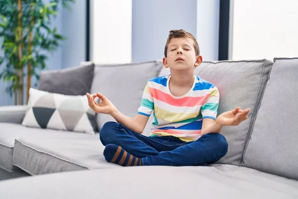 Bambino Biondo Che Esercizio Yoga Seduto Sul Divano Casa — Foto Stock