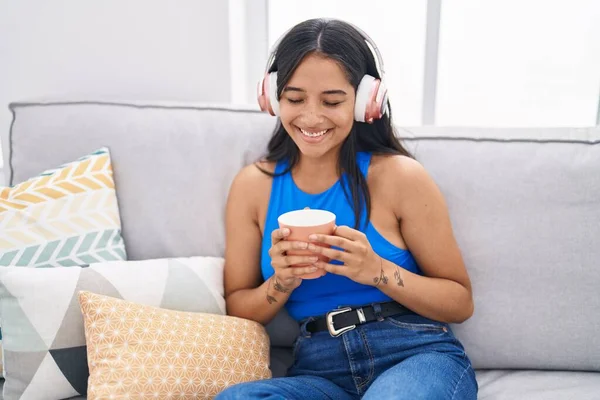 Junge Hispanische Frau Hört Hause Musik Und Trinkt Kaffee — Stockfoto