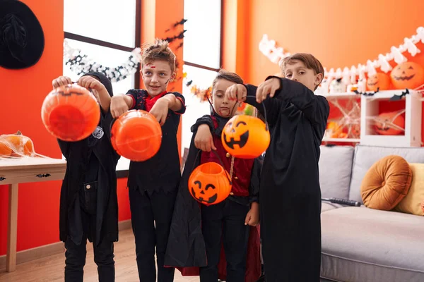 ハロウィンの衣装を着ている子供たちのグループが自宅でキャンディーを求めて — ストック写真