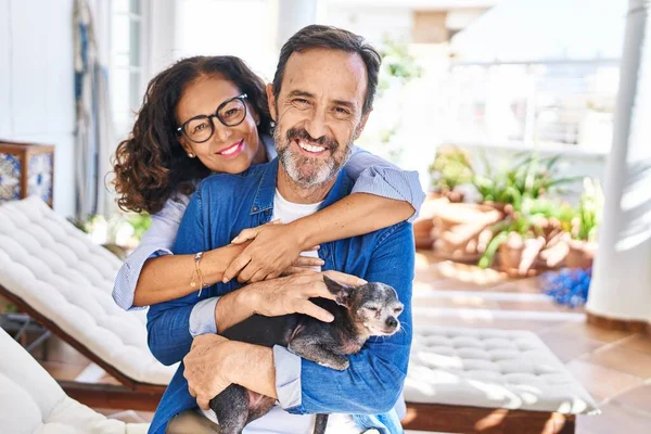 Middelbare Leeftijd Spaanse Paar Knuffelen Elkaar Zittend Hangmat Met Hond — Stockfoto