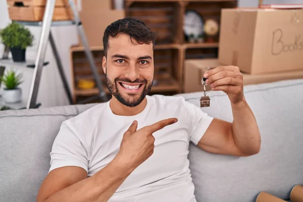 Knappe Spaanse Man Met Sleutels Van Een Nieuw Huis Glimlachend — Stockfoto