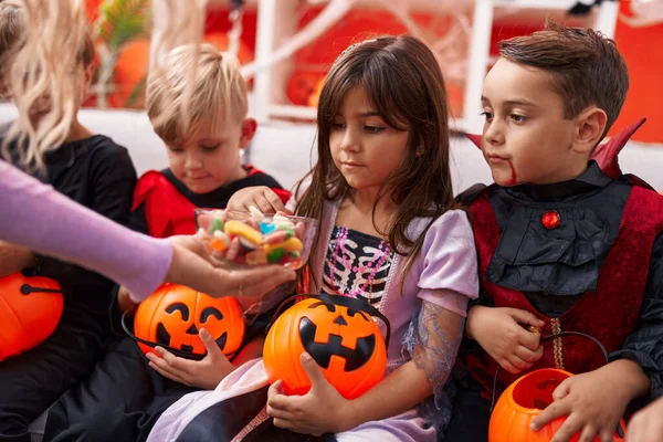 Grupo Crianças Vestindo Trajes Halloween Recebendo Doces Casa — Fotografia de Stock