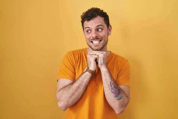 Junger Hispanischer Mann Steht Vor Gelbem Hintergrund Und Lacht Nervös — Stockfoto
