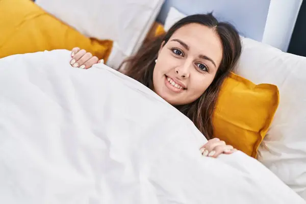 Fiatal Gyönyörű Spanyol Mosolyogva Magabiztosan Fekszik Ágyon Hálószobában — Stock Fotó