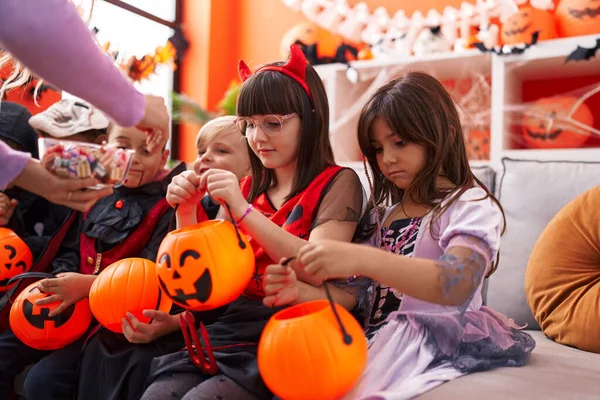 Cadılar Bayramı Kostümü Giyen Bir Grup Çocuk Evlerinde Balkabağı Sepetinde — Stok fotoğraf
