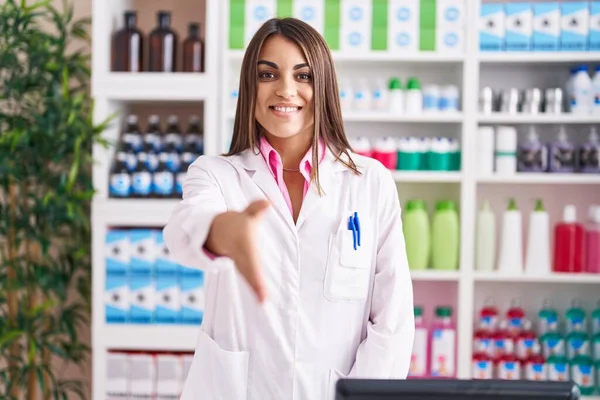 Young Beautiful Hispanic Woman Pharmacist Smiling Confident Shake Hand Pharmacy — ストック写真