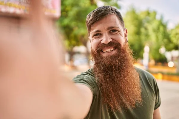 Jonge Roodharige Man Glimlachen Zelfverzekerd Maken Selfie Door Camera Straat — Stockfoto