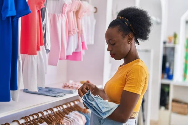 African American Woman Shop Assistant Hanging Clothes Rack Clothing Store — Fotografia de Stock