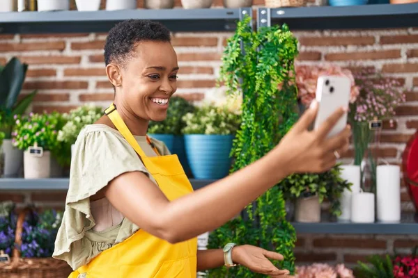 African American Woman Florist Make Selfie Smartphone Holding Plant Florist — Φωτογραφία Αρχείου