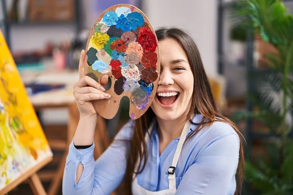 Mladá Brunetka Žena Zakrývající Tvář Malíř Paleta Usmívat Smát Nahlas — Stock fotografie