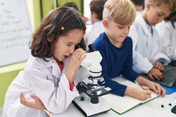 Grupo Crianças Estudantes Usando Microscópio Escrita Notebook Sala Aula Laboratório — Fotografia de Stock