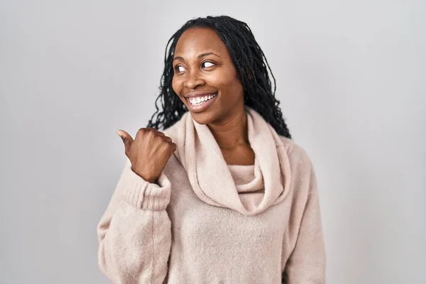 Африканская Женщина Стоящая Белом Фоне Улыбается Счастливое Лицо Смотрит Указывает — стоковое фото