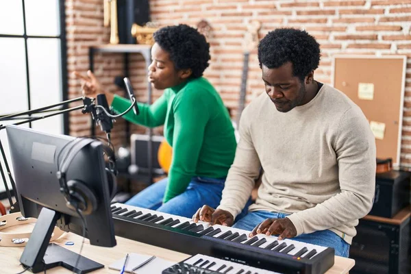 Afroamerikanische Musikgruppe Singt Lied Und Spielt Keyboard Piano Musikstudio — Stockfoto