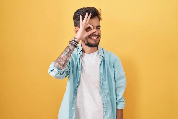 Ung Latinamerikansk Man Med Tatueringar Står Över Gul Bakgrund Gör — Stockfoto
