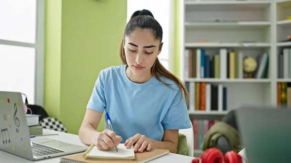 Jovem Bela Estudante Hispânica Usando Laptop Tomando Notas Universidade Biblioteca — Fotografia de Stock