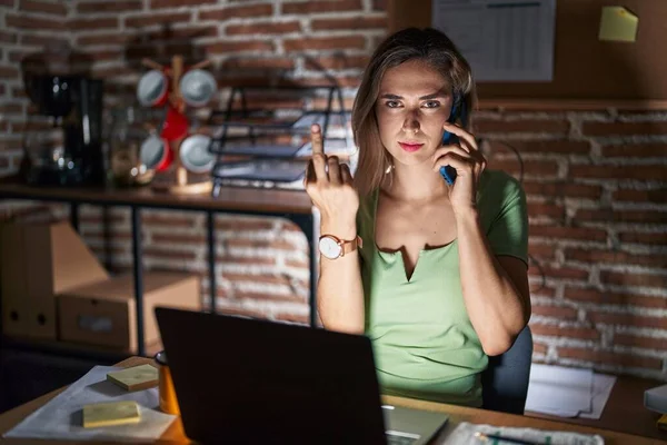 Young Beautiful Woman Working Office Night Speaking Phone Showing Middle — Foto Stock