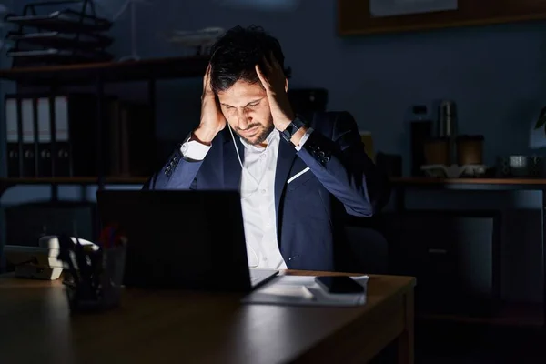 Schöner Lateinischer Mann Der Nachts Büro Arbeitet Und Unter Kopfschmerzen — Stockfoto