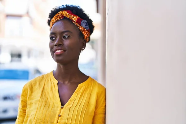 年轻的非洲裔美国女人站在街上自信地微笑 — 图库照片