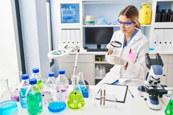 Young Hispanic Woman Scientist Looking Sample Using Loupe Laboratory — Fotografia de Stock