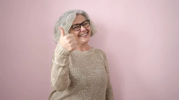 Middle Age Woman Grey Hair Smiling Thumbs Isolated Pink Background — Stock Photo, Image