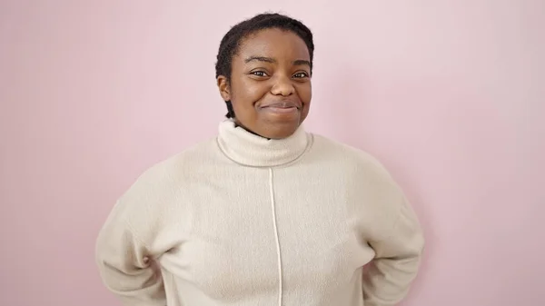 Африканская Американка Улыбается Уверенно Стоя Изолированном Розовом Фоне — стоковое фото