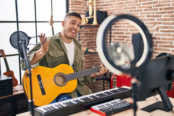 Genç Spanyol Adam Online Gitar Dersi Veriyor Mutlu Bir Gülümsemeyle — Stok fotoğraf