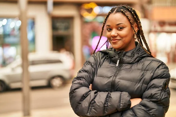 Африканская Американка Стоящая Скрещенными Руками Улице — стоковое фото