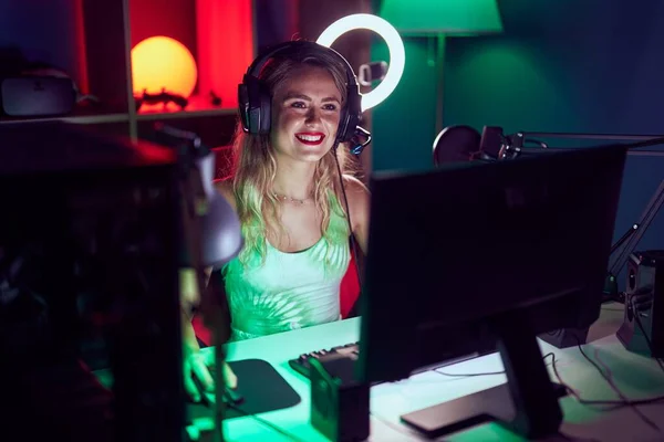 Young Beautiful Hispanic Woman Streamer Playing Video Game Using Computer — Foto de Stock