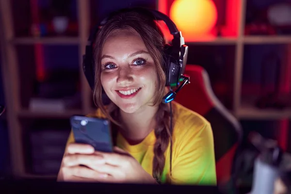 Ung Blond Kvinna Streamer Med Hjälp Dator Och Smartphone Spelrum — Stockfoto