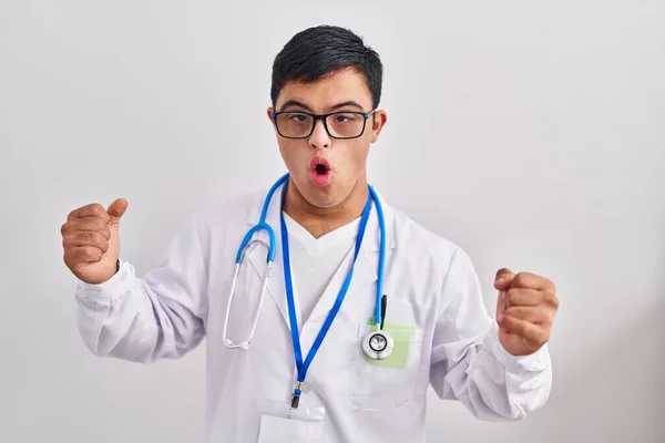 Junger Hispanischer Mann Mit Syndrom Arztuniform Und Stethoskop Sehr Glücklich — Stockfoto