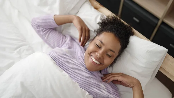 アフリカ系アメリカ人女性目覚めますストレッチ腕でベッドルーム — ストック写真