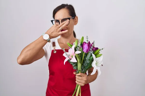 Žena Středního Věku Brunetka Zástěře Pracující Květinářství Držící Kytici Ucítila — Stock fotografie