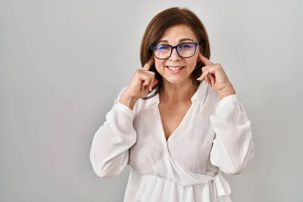 Middle Age Hispanic Woman Standing Isolated Background Covering Ears Fingers — Stock Photo, Image