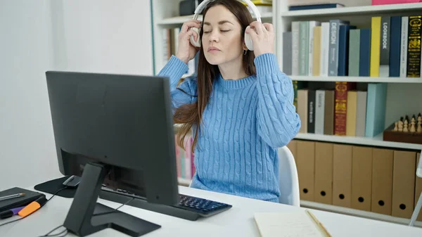 Νεαρή Καυκάσια Φοιτήτρια Που Χρησιμοποιεί Υπολογιστή Και Ακουστικά Και Σπουδάζει — Φωτογραφία Αρχείου