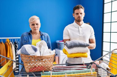 İspanyol anne ve oğlu çamaşır ipine kıyafet asıyor. Depresyonda ve üzüntüden ağlıyor, ağlıyor ve korkuyorlar. hüzünlü ifade. 