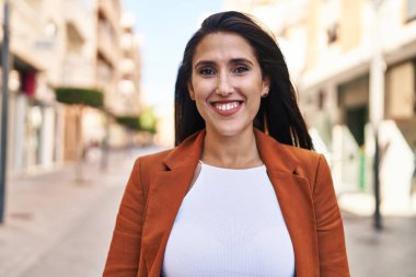 Sokakta kendine güvenen genç İspanyol kadın gülümsüyor