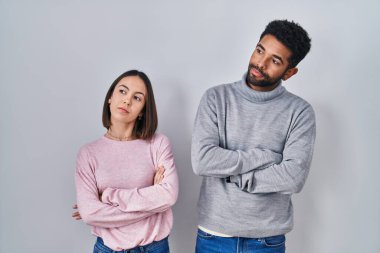 Genç İspanyol çift yan yana duruyor. Kollarını kavuşturup kendilerine güveniyorlar. 