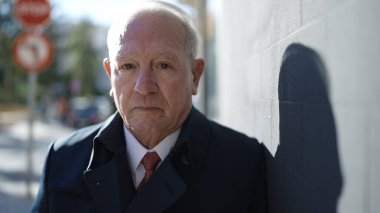 Son sınıf öğrencisi ciddi bir ifade takınıyor.